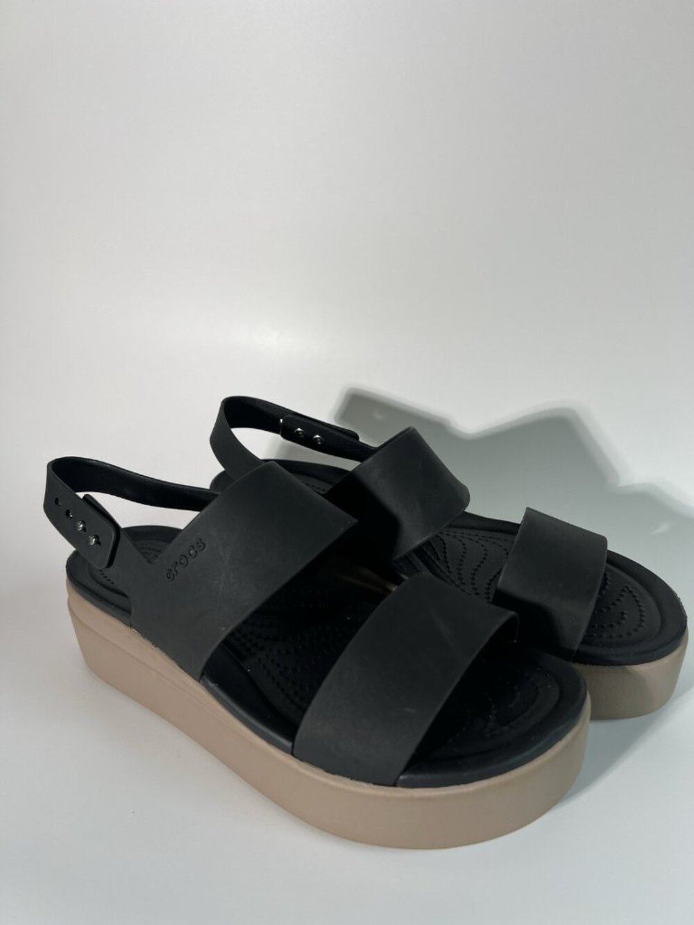 Women's Crocs LiteRide Brooklyn Low Wedge Platform Sandals Size 10 Black Beige - Picture 4 of 12